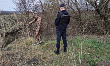 Cetățean străin - depistat de poliția de frontieră în timp ce încerca să intre ilegal în țară. Ce au găsit ofițerii la acesta