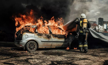 Mașini electrice vs mașini cu motor termic: care prezintă un risc mai mare de incendiu Mașini electrice vs mașini cu motor termic: care prezintă un risc mai mare de incendiu