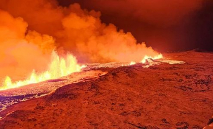 Un vulcan a erupt în Islanda. Alertă roşie şi turişti evacuaţi dintr-o stațiune populară Un vulcan a erupt în Islanda. Alertă roşie şi turişti evacuaţi dintr-o stațiune populară