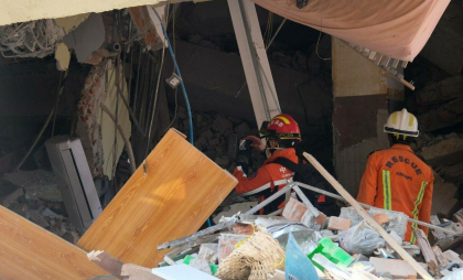 Un tânăr a fost scos în viaţă din ruinele unui hotel la 5 zile după cutremurul devastator din Myanmar - FOTO
Un tânăr a fost scos în viaţă din ruinele unui hotel la 5 zile după cutremurul devastator din Myanmar - FOTO