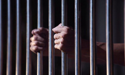 Bărbat din nordul țării - condamnat la 5 ani de închisoare pentru mai multe infracțiuni: A bătut, amenințat cu moartea și violat un alt bărbat. Cum s-a întâmplat totul

