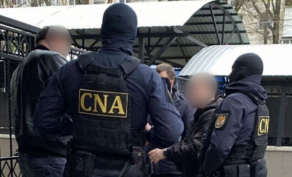 Un bărbat din capitală - cercetat penal pentru că ar fi cerut mită 5000 de euro. Care a fost scopul? Ofițerii CNA au descins cu percheziții - FOTO Un bărbat din capitală - cercetat penal pentru că ar fi cerut mită 5000 de euro. Care a fost scopul? Ofițerii CNA au descins cu percheziții - FOTO