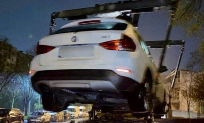 Șoferul unui BMW - tras pe dreapta pentru că mergea haotic cu automobilul pe o stradă din capitală. Ce au depistat polițiștii - FOTO