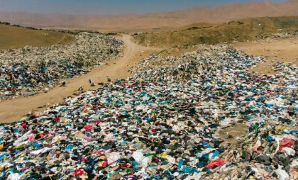 Haine de firmă, oferite gratuit. Cum a devenit deșertul Atacama cimitir de haine aruncate - VIDEO