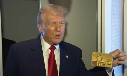 Președintele SUA a arătat mândru cardul cu care oricine se poate stabili în America: ”Este un card de aur, cardul Trump”
Președintele SUA a arătat mândru cardul cu care oricine se poate stabili în America: ”Este un card de aur, cardul Trump”