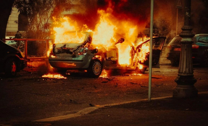 De ce iau foc mașinile electrice, cum se compară cu mașinile pe benzină sau motorină. De ce se sting greu incendiile
