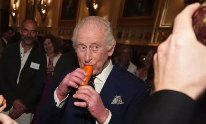 Regele Charles și-a surprins invitații de la Castelul Windsor cântând la un morcov - VIDEO
