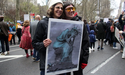 Zeci de mii de oameni au manifestat împotriva lui Trump. „Miliardarii dețin controlul asupra sistemului politic. Nu pe așa ceva s-a fondat această țară” Zeci de mii de oameni au manifestat împotriva lui Trump. „Miliardarii dețin controlul asupra sistemului politic. Nu pe așa ceva s-a fondat această țară”