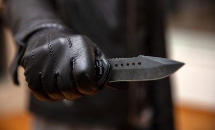 Un paznic al unui magazin din capitală - înjunghiat de un bărbat care ar fi încercat să fure. Poliția caută făptașul 