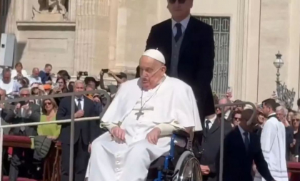 Papa Francisc, în mijlocul credincioșilor din Piața Sfântul Petru la prima sa apariție publică după ieșirea din spital - VIDEO
Papa Francisc, în mijlocul credincioșilor din Piața Sfântul Petru la prima sa apariție publică după ieșirea din spital - VIDEO