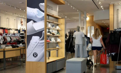Producătorii americani avertizează că tarifele lui Trump vor scumpi pantofii sport, blugii şi aproape tot ceea ce poartă americanii
