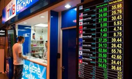 Economiștii văd două valute de „refugiu” în fața turbulențelor provocate de taxele vamale americane