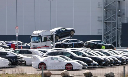 Germania se confruntă cu „o realitate dură” după taxele lui Trump. Analiștii avertizează asupra unui scenariu nemaiîntâlnit
Germania se confruntă cu „o realitate dură” după taxele lui Trump. Analiștii avertizează asupra unui scenariu nemaiîntâlnit