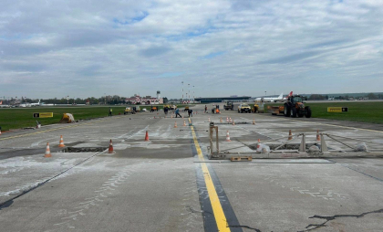 La Aeroportul Internațional Chișinău au început lucrările de reparație a căii de rulare aeronave „B”. Întreprinderea vine cu detalii - FOTO La Aeroportul Internațional Chișinău au început lucrările de reparație a căii de rulare aeronave „B”. Întreprinderea vine cu detalii - FOTO