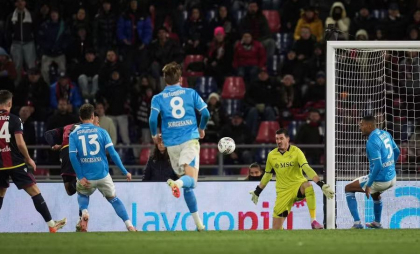 Napoli se încurcă la Bologna. Fostul portar de la CFR Cluj a încasat golul anului - VIDEO Napoli se încurcă la Bologna. Fostul portar de la CFR Cluj a încasat golul anului - VIDEO