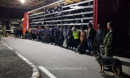 Trump intenționează să amendeze migranții cu 998 de dolari pe zi pentru că nu pleacă după ordinul de deportare
Trump intenționează să amendeze migranții cu 998 de dolari pe zi pentru că nu pleacă după ordinul de deportare