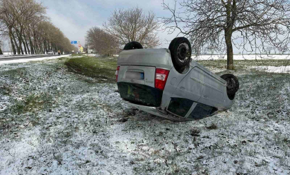 Primele victime ale ghețușului: O femeie a derapat de pe șosea și s-a răsturnat cu mașina pe marginea drumului, la Edineț - FOTO Primele victime ale ghețușului: O femeie a derapat de pe șosea și s-a răsturnat cu mașina pe marginea drumului, la Edineț - FOTO