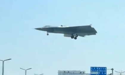 Noi imagini cu avionul futurist de luptă al Chinei, fără coadă și cu trei motoare. Cum arată J-36 - VIDEO