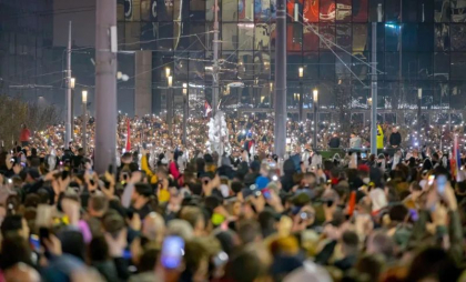 Sute de mii de sârbi cer ONU să investigheze folosirea unui tun acustic la protestele din Belgrad Sute de mii de sârbi cer ONU să investigheze folosirea unui tun acustic la protestele din Belgrad