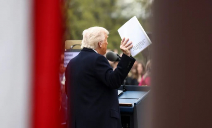 Nu e clar dacă taxele lui Trump vizează o strategie pe termen lung sau sunt un instrument de constrângere geopolitică pe termen scurt, spune economistul-șef al unei mari bănci românești Nu e clar dacă taxele lui Trump vizează o strategie pe termen lung sau sunt un instrument de constrângere geopolitică pe termen scurt, spune economistul-șef al unei mari bănci românești