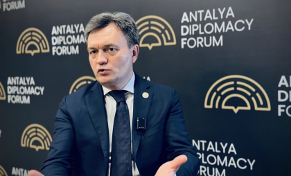 Republica Moldova vrea să semneze tratatul de aderare la UE până în 2028, spune premierul Recean, avertizând că Rusia vrea să oprească drumul european al țării și subliniind importanța ca România să fie stabilă și pro-europeană