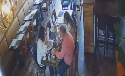 Cum a încercat un cuplu să scape de nota de plată la restaurant. Au fost dați de gol de imaginile de pe camerele de supraveghere - VIDEO
Cum a încercat un cuplu să scape de nota de plată la restaurant. Au fost dați de gol de imaginile de pe camerele de supraveghere - VIDEO