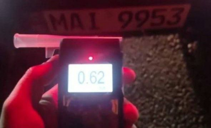 Mai mulți șoferi, trași pe dreapta, după ce au urcat băuți la volan, la Căușeni. Unul dn ei avea norma de alcool depășită de peste 6 ori - FOTO Mai mulți șoferi, trași pe dreapta, după ce au urcat băuți la volan, la Căușeni. Unul dn ei avea norma de alcool depășită de peste 6 ori - FOTO
