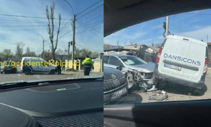 O persoană a avut nevoie de îngrijiri medicale, după ce trei mașini s-au lovit pe o stradă din capitală. Precizările poliției - FOTO O persoană a avut nevoie de îngrijiri medicale, după ce trei mașini s-au lovit pe o stradă din capitală. Precizările poliției - FOTO