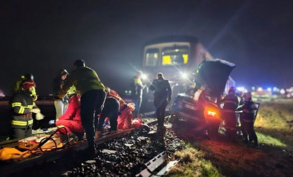Accident feroviar grav în județul Iași. Mașină cu numere moldovenești, spulberată de tren. O femeie a decedat și doi bărbați au ajuns la spital - VIDEO