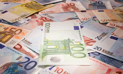 „Slavă Domnului că Europa a creat euro”. Moneda unică, refugiu pentru investitori în fața turbulențelor din SUA „Slavă Domnului că Europa a creat euro”. Moneda unică, refugiu pentru investitori în fața turbulențelor din SUA