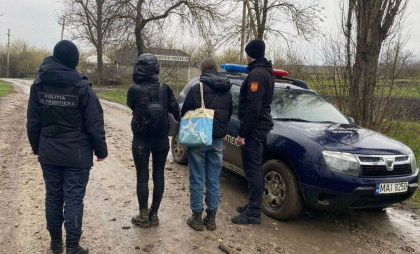 Două ucrainence care au traversat ilegal frontiera de stat au fost depistate de echipaj mixt. Femeile au cerut azil pe teritoriul Republicii Moldova Două ucrainence care au traversat ilegal frontiera de stat au fost depistate de echipaj mixt. Femeile au cerut azil pe teritoriul Republicii Moldova