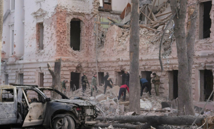 POLITICO: Atacul rusesc care a lăsat cadavre împrăştiate pe străzile oraşului Sumî nu este o „greşeală”. Este o strategie POLITICO: Atacul rusesc care a lăsat cadavre împrăştiate pe străzile oraşului Sumî nu este o „greşeală”. Este o strategie