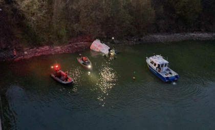Microbuzul căzut în Dunăre a fost scos la suprafață și adus la mal. Cine este victima găsită în interior Microbuzul căzut în Dunăre a fost scos la suprafață și adus la mal. Cine este victima găsită în interior