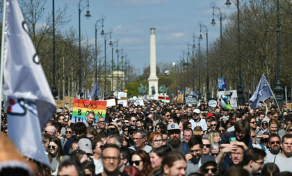 Protest în Ungaria după modificarea Constituției. Sute de persoane s-au adunat în fața Parlamentului - FOTO Protest în Ungaria după modificarea Constituției. Sute de persoane s-au adunat în fața Parlamentului - FOTO