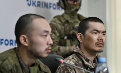 Ucraina i-a adus în fața presei pe chinezii capturați în timp ce luptau pentru ruși. Ce au declarat cei doi - VIDEO Ucraina i-a adus în fața presei pe chinezii capturați în timp ce luptau pentru ruși. Ce au declarat cei doi - VIDEO