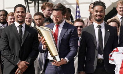Momentul în care JD Vance a scăpat trofeul campionatului naţional al statului Ohio, la o festivitate de la Casa Albă - VIDEO Momentul în care JD Vance a scăpat trofeul campionatului naţional al statului Ohio, la o festivitate de la Casa Albă - VIDEO