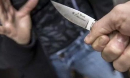 Un tânăr a fost înjunghiat de propriul tată: Acesta a fost transportat în stare gravă la spital, iar bărbatul a fost reținut pentru 72 de ore
