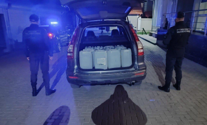 12 butelii de alcool etilic, depistate de polițiștii de frontieră pe bancheta din spate a unei mașini: Șoferul nu a putut prezenta acte de proveniență a mărfii - FOTO