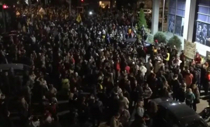 Studenții din Serbia au blocat accesul în radio-televiziunea națională: „Canalul public lucrează împotriva noastră a tuturor” - VIDEO 