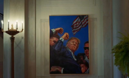 Casa Albă a înlocuit portretul lui Obama cu imaginea lui Trump însângerat și pumnul ridicat în aer