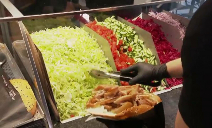 Cutremur aromat în Germania: Turcia cere interzicerea kebabului, devenit o veritabilă mâncare națională. Reacția nemților Cutremur aromat în Germania: Turcia cere interzicerea kebabului, devenit o veritabilă mâncare națională. Reacția nemților