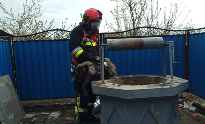Intervenție contracronometru la Edineț. Un bărbat de 84 de ani, salvat de angajații IGSU, după ce a căzut în fântâna din curtea casei. Cum s-a întâmplat totul Intervenție contracronometru la Edineț. Un bărbat de 84 de ani, salvat de angajații IGSU, după ce a căzut în fântâna din curtea casei. Cum s-a întâmplat totul