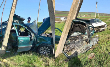 Accident grav la Florești: O persoană a murit, iar alte patru, printre care și un copil, transportați la spital cu traumatisme grave. Cum s-a întâmplat totul - FOTO Accident grav la Florești: O persoană a murit, iar alte patru, printre care și un copil, transportați la spital cu traumatisme grave. Cum s-a întâmplat totul - FOTO