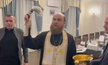 Guvernatorul din Kursk a adus un preot ortodox să îi sfințească biroul cu agheasmă, după ce predecesorul său a fost arestat pentru corupție - VIDEO Guvernatorul din Kursk a adus un preot ortodox să îi sfințească biroul cu agheasmă, după ce predecesorul său a fost arestat pentru corupție - VIDEO