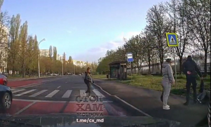 Un pieton a fost lovit de un bărbat pe trotinetă electrică, pe o stradă din capitală. Momentul - surprins de o cameră de bord - VIDEO Un pieton a fost lovit de un bărbat pe trotinetă electrică, pe o stradă din capitală. Momentul - surprins de o cameră de bord - VIDEO