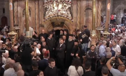 Ceremonia primirii Sfintei Lumini la Ierusalim: Mii de credincioși s-au adunat la Sfântul Mormânt, unde au luat focul haric - VIDEO