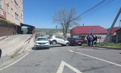 Trei mașini au fost avariate, după ce s-au lovit pe o stradă din Vatra. Imagini de la locul impactului - FOTO/VIDEO Trei mașini au fost avariate, după ce s-au lovit pe o stradă din Vatra. Imagini de la locul impactului - FOTO/VIDEO