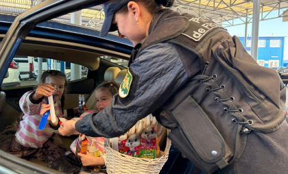 Gesturi de sărbătoare la frontieră: Copiii, întâmpinați cu dulciuri de polițiștii de frontieră - FOTO