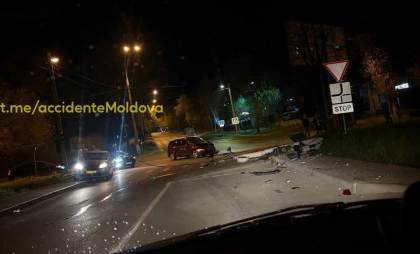 Accident matinal pe o stradă din capitală: Un șofer a lovit un semafor și un alt automobil - FOTO
Accident matinal pe o stradă din capitală: Un șofer a lovit un semafor și un alt automobil - FOTO