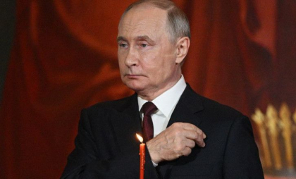 Vladimir Putin a participat la slujba ortodoxă de Paște, după ce a declarat un armistițiu unilateral pe frontul din Ucraina Vladimir Putin a participat la slujba ortodoxă de Paște, după ce a declarat un armistițiu unilateral pe frontul din Ucraina